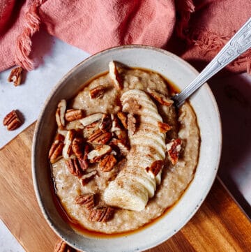 Porridge oats with banana, cinnamon, maple and pecans