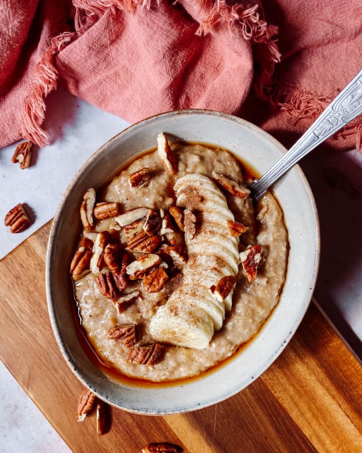 Porridge oats with banana, cinnamon, maple and pecans